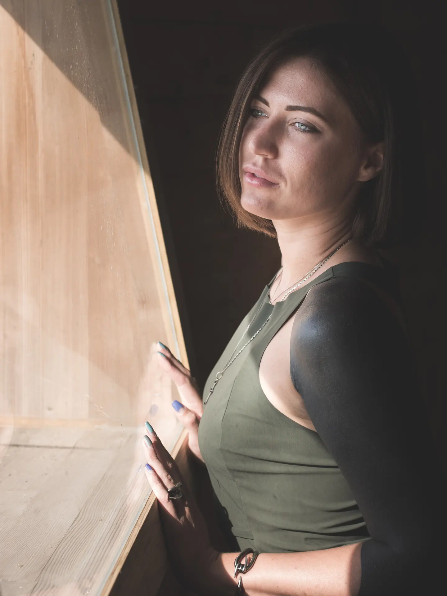 Ritratto in luce naturale vicino a una finestra