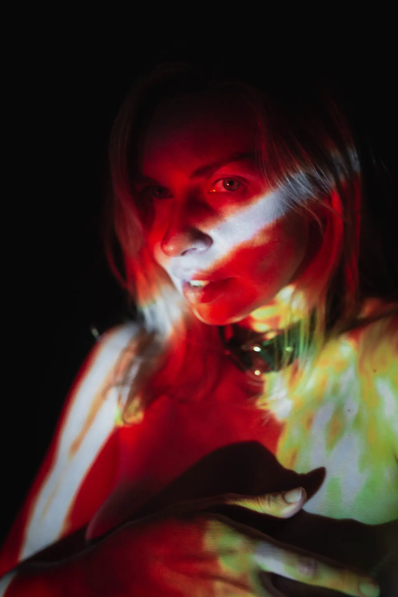 Ritratto con proiezioni di luce colorata