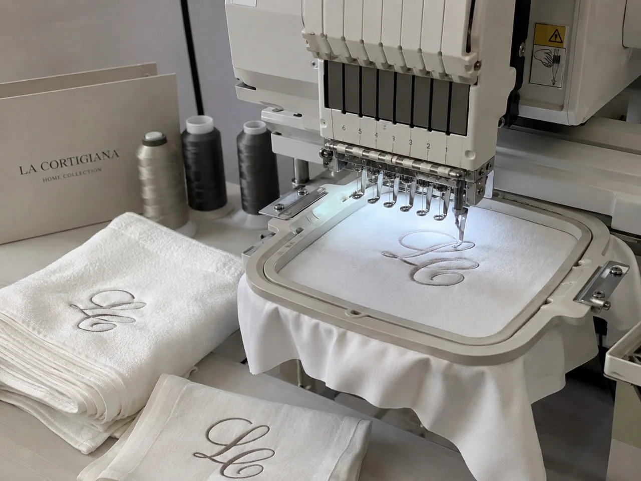 Ricamo di tessili La Cortigiana su macchina professionale